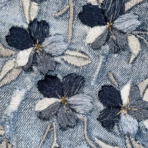 Silver Izzy Ankle Skinny Embroidered Lightwash Jeans - Picture 4 of 10